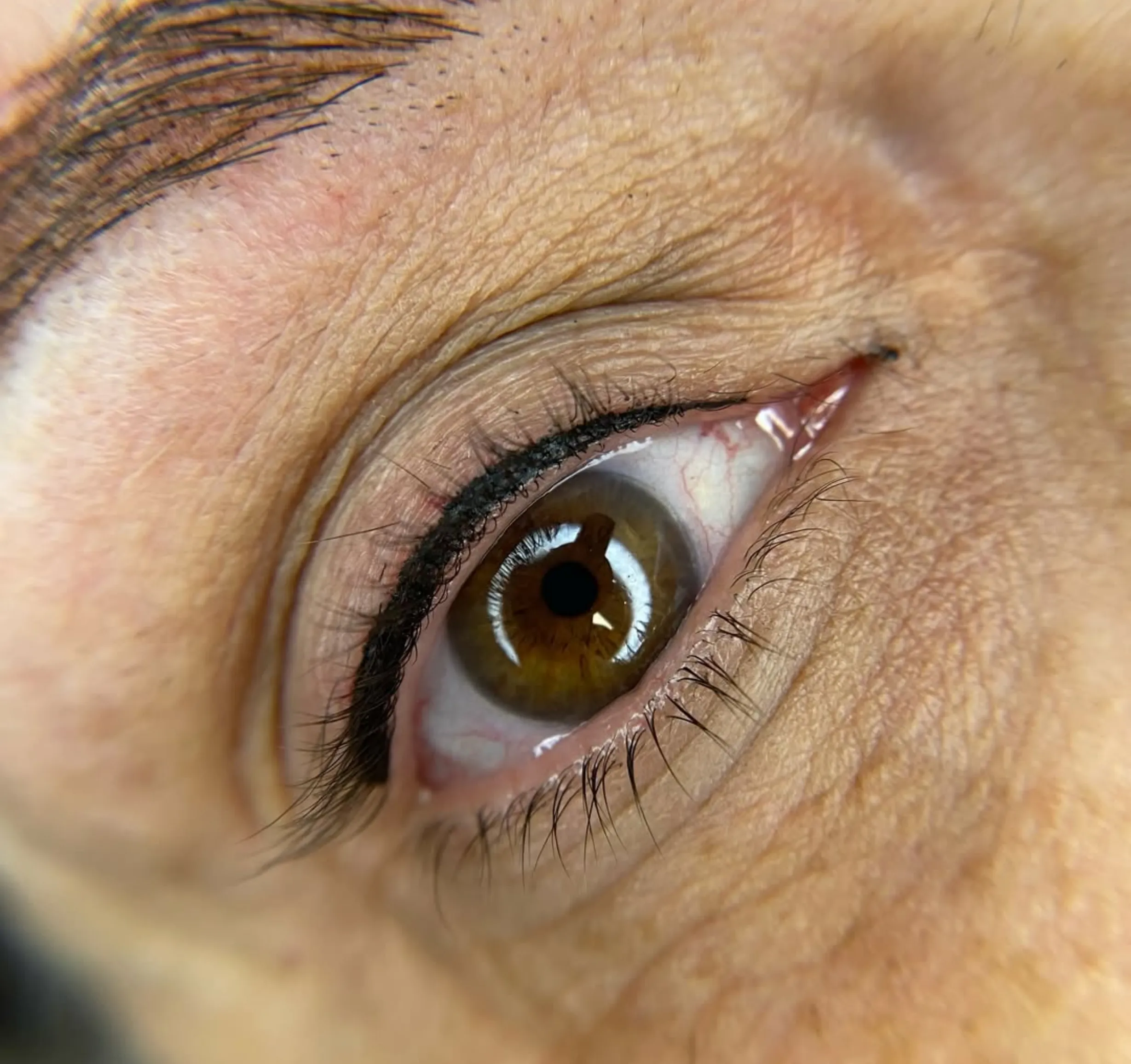 is lash tattoo painful for sensitive eyes